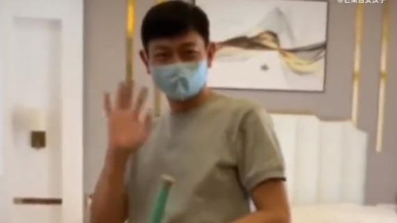 |60岁的刘德华仍有少年感，穿居家服豪宅拖地接地气，蘑菇头真减龄