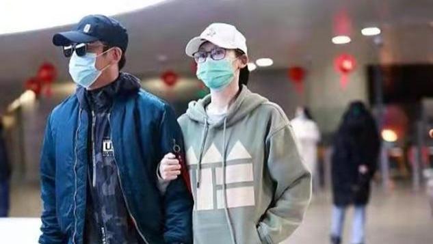 郑恺|郑恺真是女儿奴，首带女儿走机场抱着不撒手，苗苗全程甩手打扮靓