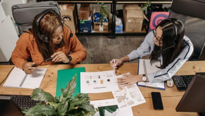 女大学生|女大学生长期帮老员工加班，拒绝帮忙后却被老员工辱骂，聊天内容曝光