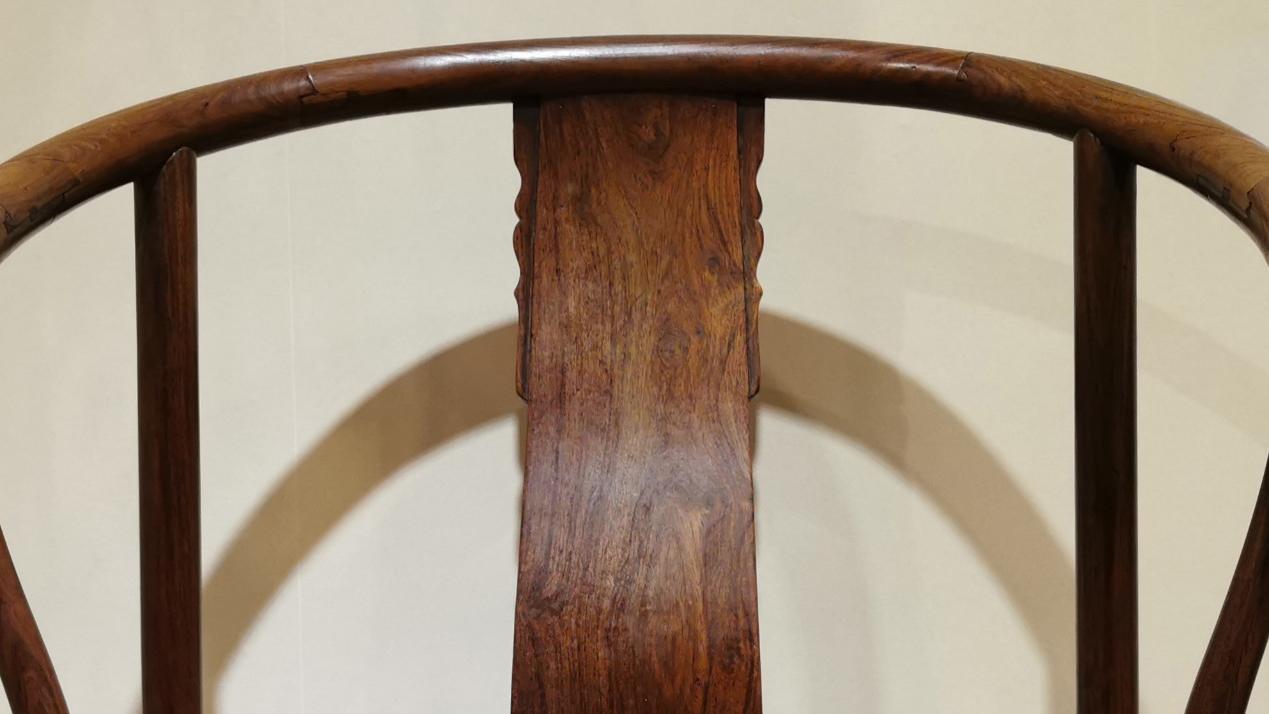 |?未经打磨略粗糙，黄花梨圈椅扶手布满鬼脸
