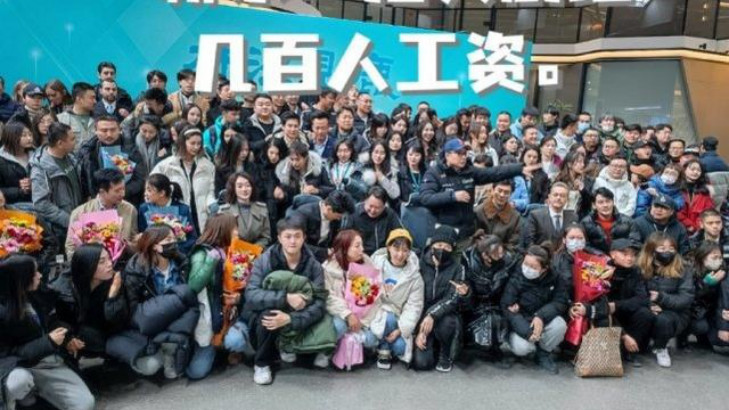 靳东|靳东人设崩塌？拖欠剧组工资，上百人拉横幅声讨！