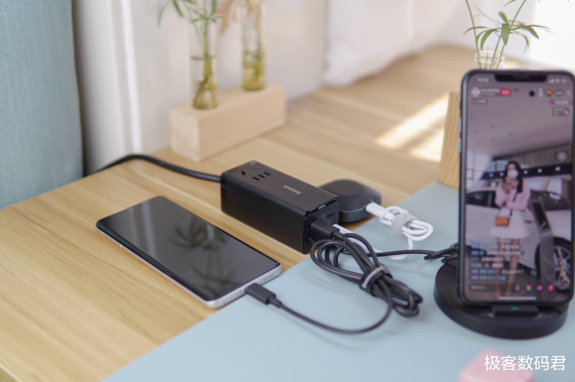 充电器|真的爽到我了!有了它插排和充电器都省了,65W氮化镓桌面充电器