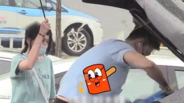 孙杨|孙杨和张豆豆回老家了？手牵手感情稳定，女方手上戒指太抢镜