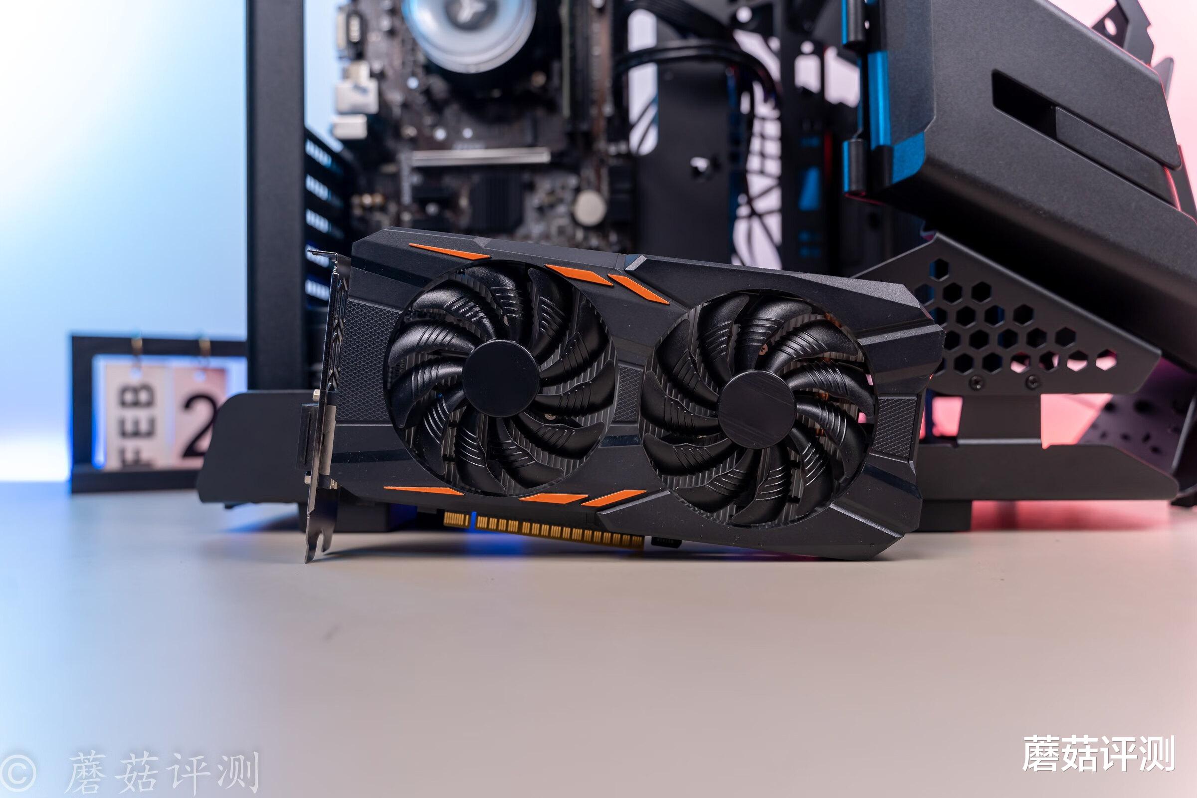 机箱|电脑主机也可以玩“姿态”？异型主机搭配三台显示器的“电竞房”搭建