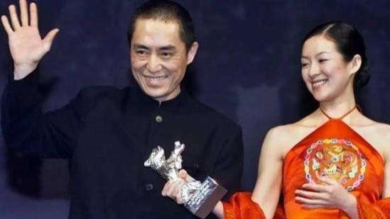 章子怡|章子怡穿红肚兜上台领奖，下台后遭张艺谋破口大骂，称其不懂低调