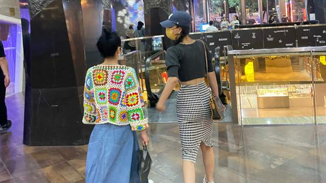 殷桃|40+的殷桃打破“魔咒”，少女背影屡次登上热搜，逛街照又来了