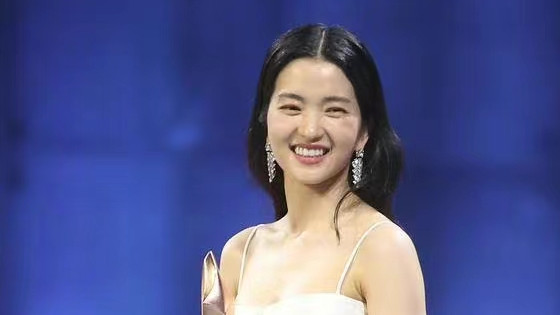 金泰梨|韩国女星争艳，林允儿露肩似白天鹅，金泰梨秀小蛮腰夺视后