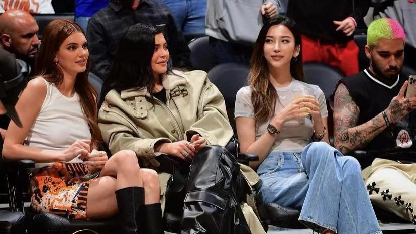 湖人队|华裔名模走红NBA，1张球票超10万，攀上詹娜，成功引起老詹的注意