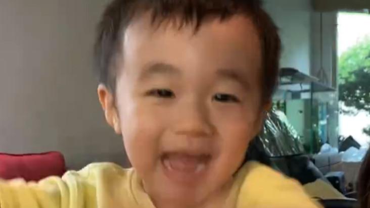 |古巨基妻儿近照曝光，2岁儿子越长大越像老爸，为妈妈唱歌过节