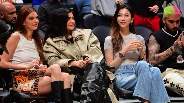 博德|华人名媛走红NBA赛场！坐詹姆斯身边，身材傲人，大长腿特别抢镜