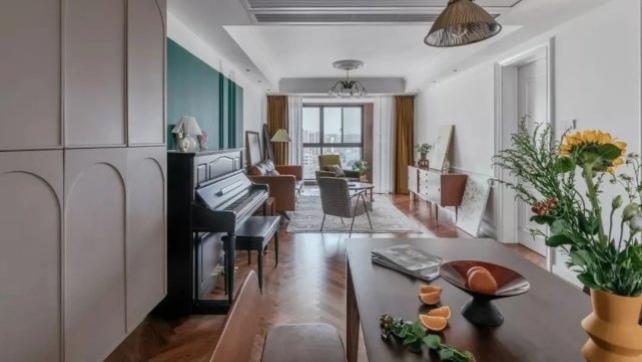 98㎡文艺复古风，大胆跳色+通铺人字拼地板，感受一整屋的浪漫