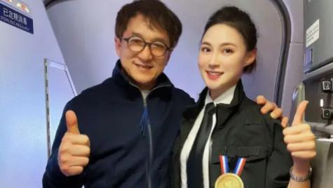 成龙|空姐发文晒与成龙合照，身体紧贴被揽肩，并被索要电话和地址