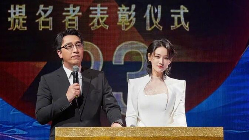 张馨予|张馨予主持金鸡奖引热议，一手烂牌打出王炸，不愧是“最美军嫂”