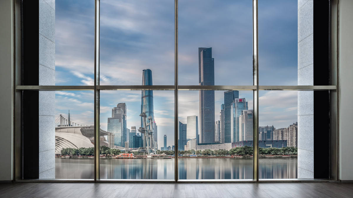 23层高楼，每家阳台都是玻璃护栏，物业却要求业主不准封阳台？