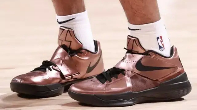 勒布朗·詹姆斯|NBA球员上脚：詹姆斯穿新球鞋，KT7海王配色很酷