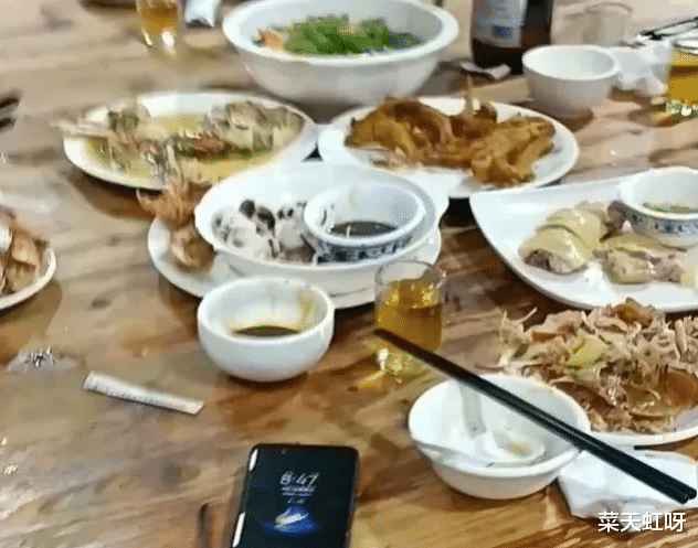 |为什么有人说，饭局上把手机放桌面的行为最能看出一个人的人品？