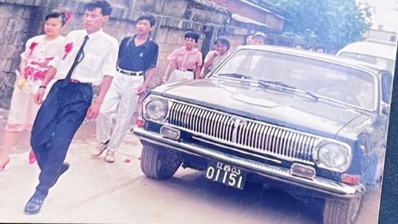 |熊磊晒爸妈结婚旧照，婚车车队显气派，网友：熊爸年轻时好帅