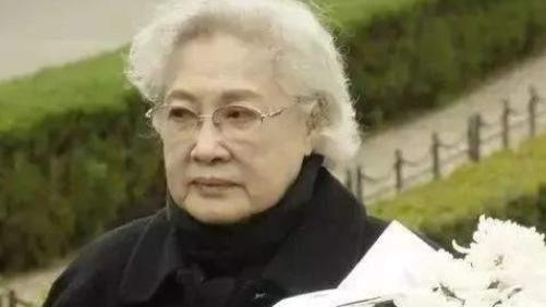 秦怡|秦怡：婚姻坎坷，照顾残疾爱子41年，如今100岁依旧优雅美丽