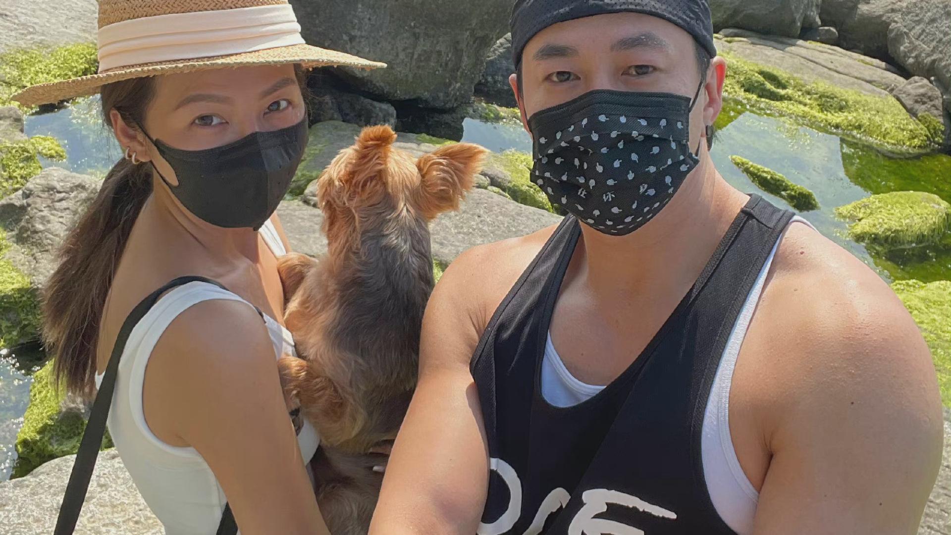 |年近50的何润东壮硕肌肉让人羡慕，与老婆推着爱犬出游