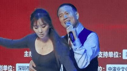 万梓良|“疯老头”万梓良商演搂女伴舞遭嫌弃，网友：干爹时代一去不复返