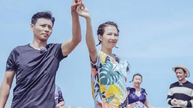 蔡少芬|蔡少芬夫妇现身桂林游玩，站玻璃桥与老公露腰热吻，素颜超接地气