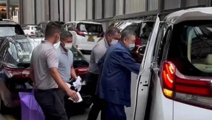 麦当娜|百亿富豪刘銮雄出行阵仗大！因洁癖严重，保镖随行搀扶需用白毛巾