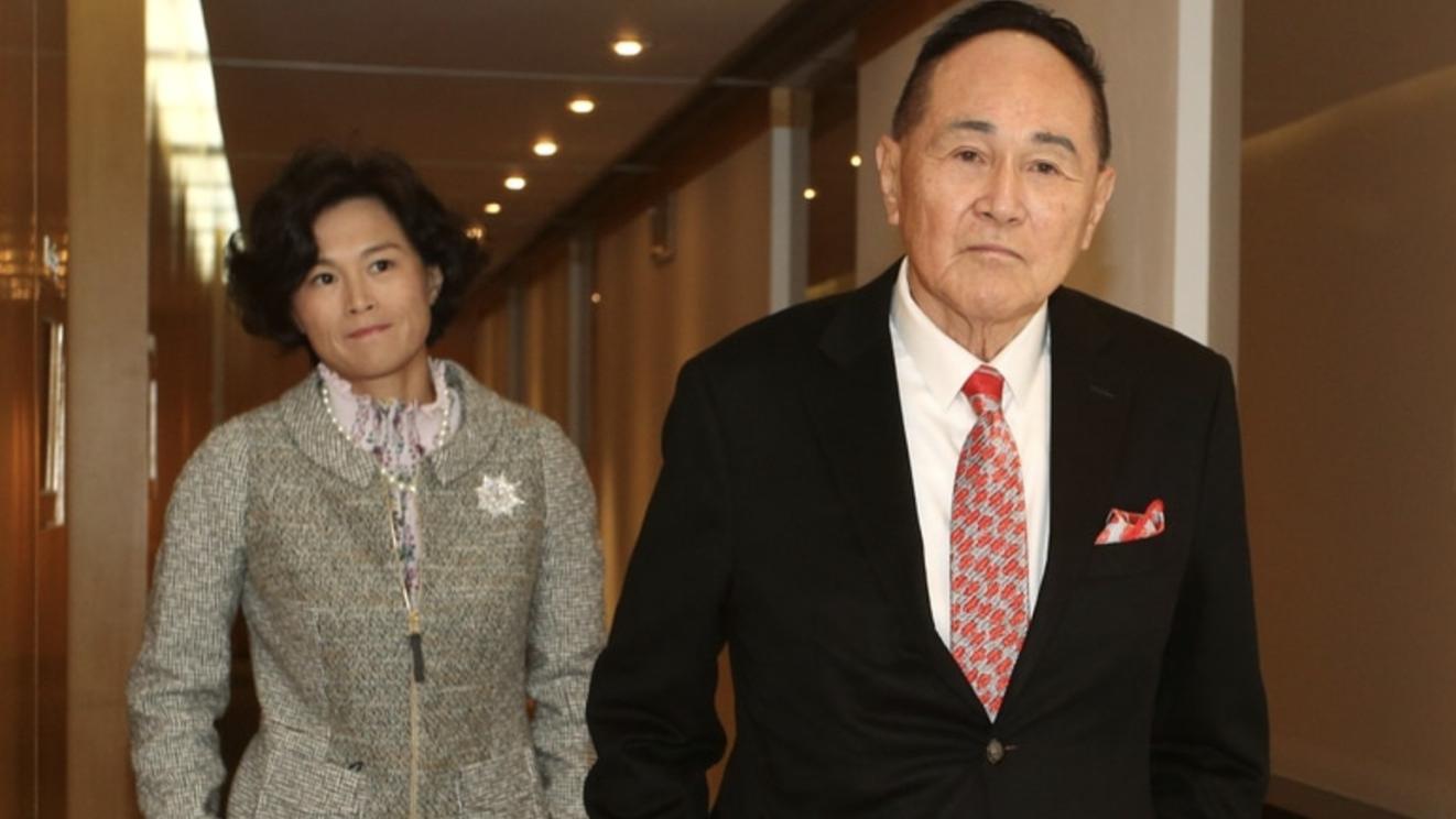 劳斯|85岁赵世曾罕见露脸，独自逛街无保镖相伴，闹市中不戴口罩很随性