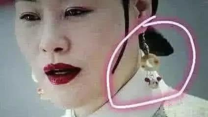 穿帮镜头|史上最“欠揍”穿帮镜头：林心如塑料膜挡激情戏，赵丽颖空手接玩具剑