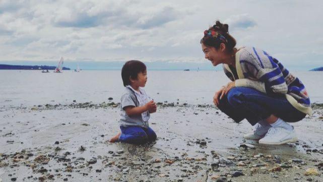 |前TVB花旦岑丽香带小儿子去海边玩耍 夫妻俩首次一起专注于小儿子