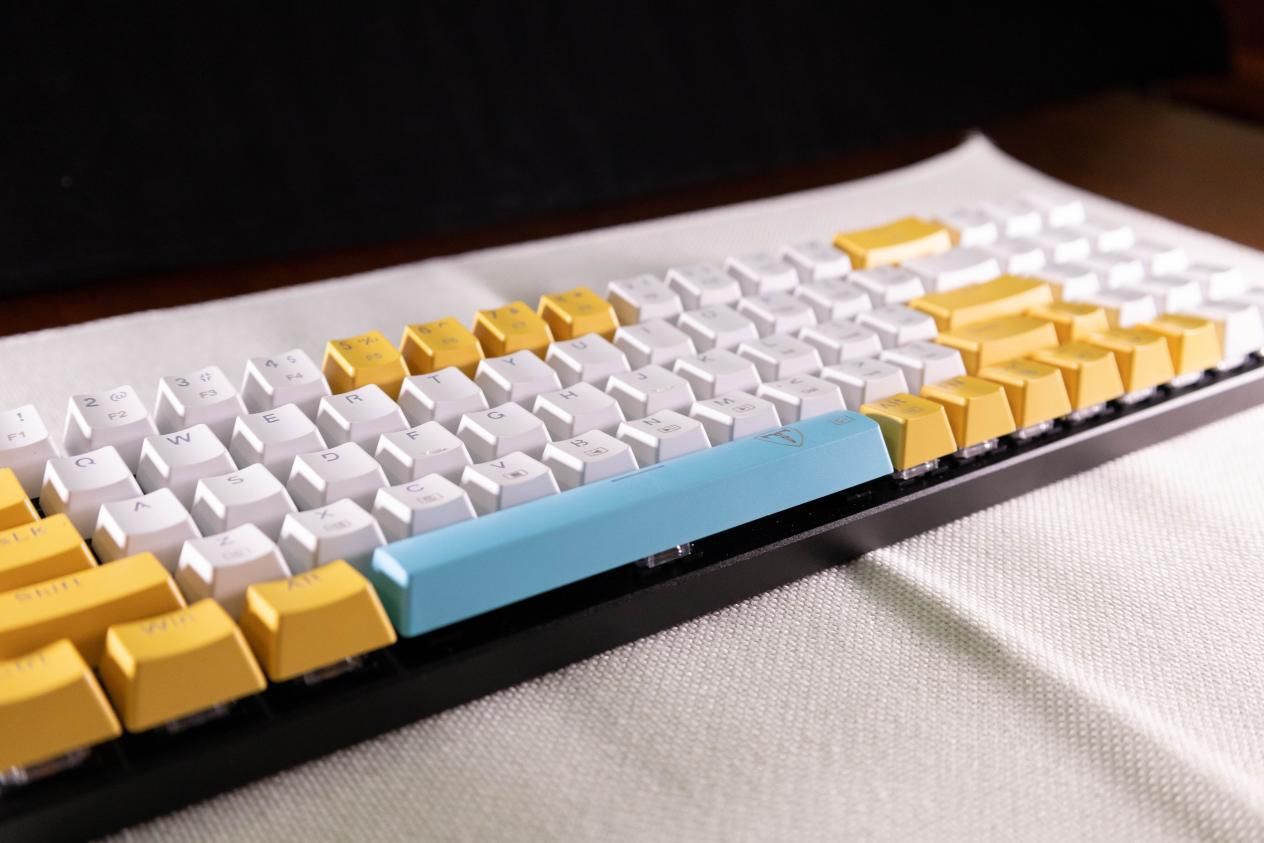 机械键盘|?【好物推荐】 ETi78键 彩色青轴机械键盘