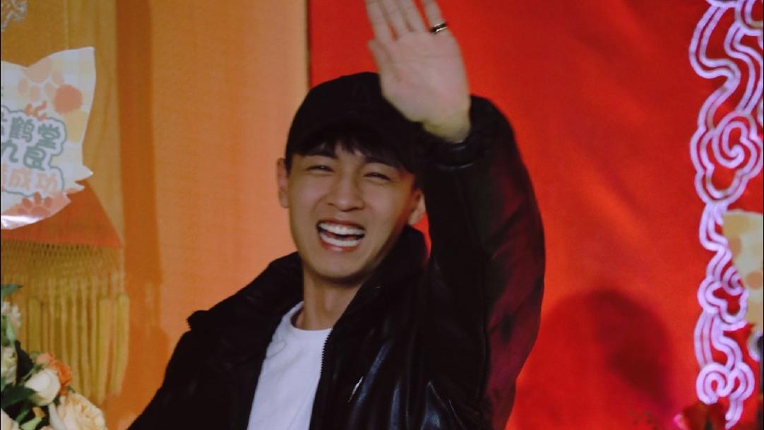 秦霄贤|秦霄贤空降小剧场，上台扰乱孟鹤堂周九良，粉丝：一家三口齐了！