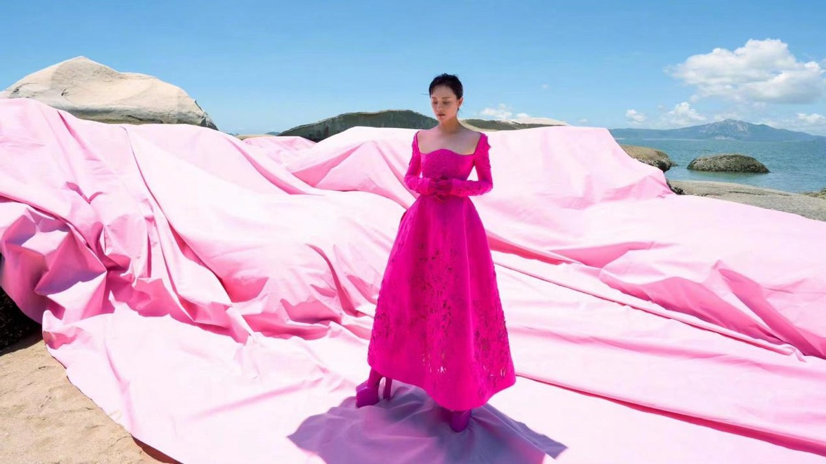 孙俪|孙俪新大片满身贵气！穿骚粉裙配驴蹄鞋走沙滩超牛，晒黑后更美了