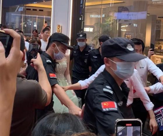 景甜|宁波：景甜现身商场，笑容甜美一脸自豪感，保安们拉手围起来开路