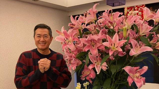 邓梓峰|61岁TVB男星低调曝豪宅内景，家族资产达16亿，却27年开同一辆车