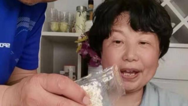 杜新枝|邋遢？杜新枝带货引人不适，蛋卷不好吃直接吐在手掌，网友：恶心