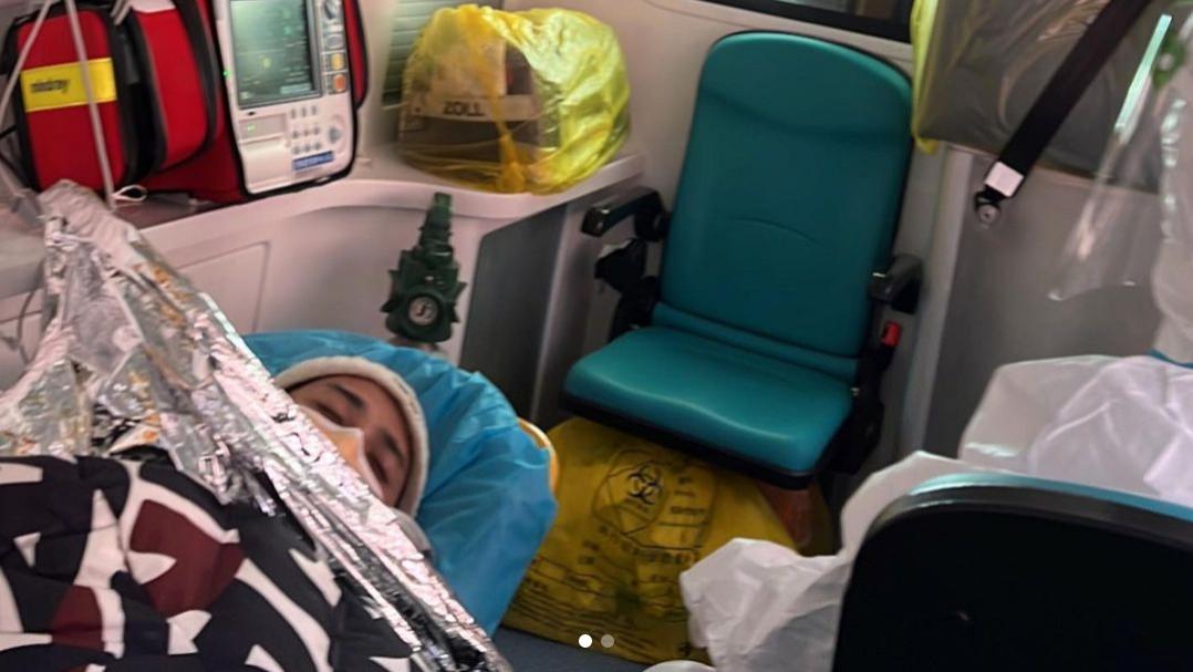 冬奥会|TVB男星冬奥会突晕倒！被两人抬上担架走路需搀扶，现场画面曝光