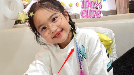 包贝尔|包贝尔妻子晒女儿近照，戴五彩发辫很时髦，穿500元卫衣被嫌贵