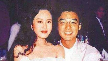 |曾比马蓉“还红”，两段婚姻败光亿万家产，网友表示无人敢娶！