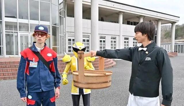 桃太郎|暴太郎战队第9话追加先行图介人登场变身喂虚弱的桃太郎吃团子