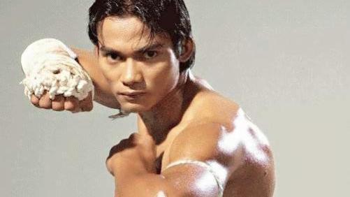 成龙|托尼贾曾加入成家班被拒，如今地位堪比成龙，网友：成龙很自私