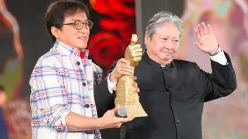 成龙|成龙：当初50多个人拿刀砍我，就他留下救我，这辈子任他欺负