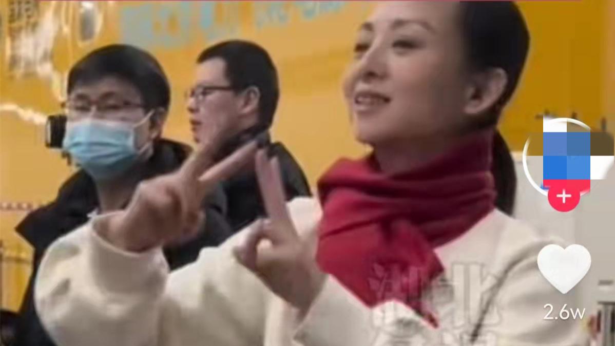 邰丽华|45岁邰丽华罕露面！现身冬残奥开幕式彩排，容颜未改被赞依旧漂亮