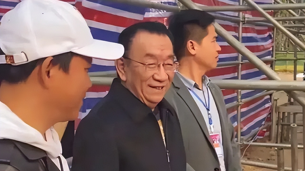 |侯耀华商演临时抬价30万，并要求安排女演员，主办方怒斥爱演不演