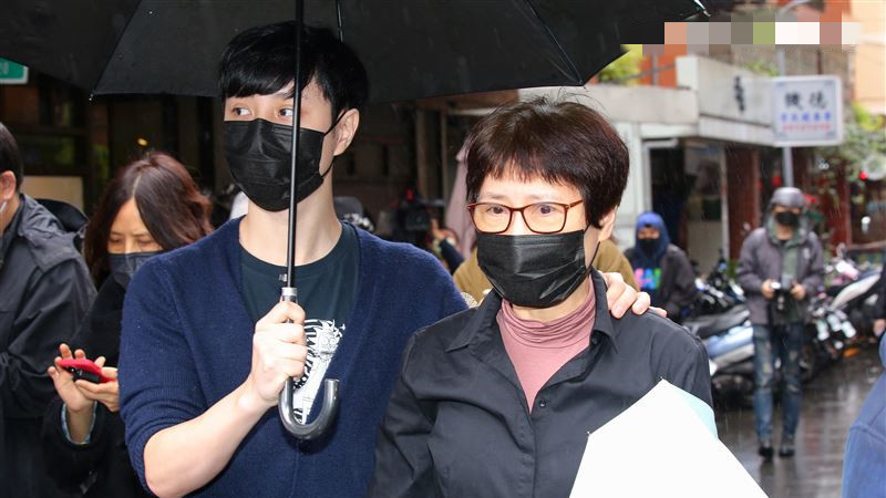 巴戈|众星送别67岁老戏骨！遗孀首露面显憔悴，圈内好友忆往昔纷纷泪崩