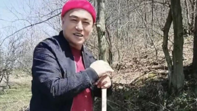 |这才叫偶像！51岁男演员黑子回村务农，称：有戏拍戏，没戏种地！