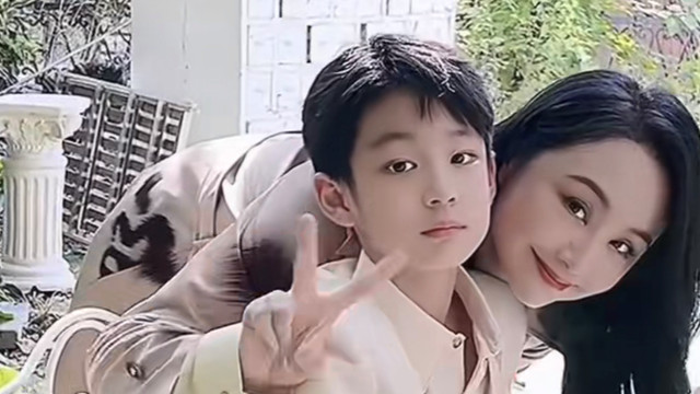 曹颖|48岁前央视主持晒儿子写真，五官精致似建模脸，颜值气场不输妈