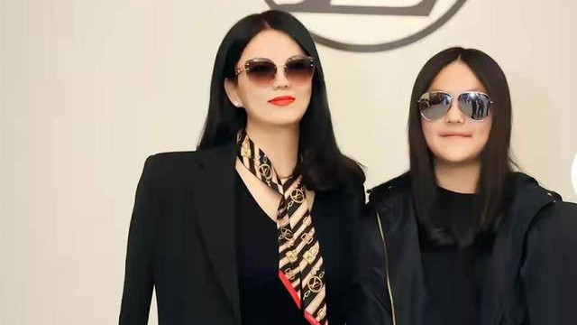 王诗龄|王诗龄画作法国卢浮宫参展，现场人山人海，李湘为女儿拍照超自豪