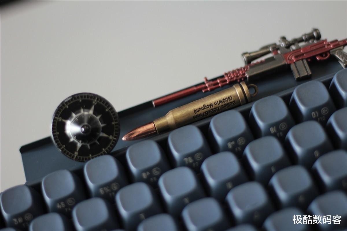 华为荣耀|轻巧便携复古设计,游戏办公两不误,洛斐小翘68三模机械键盘测评