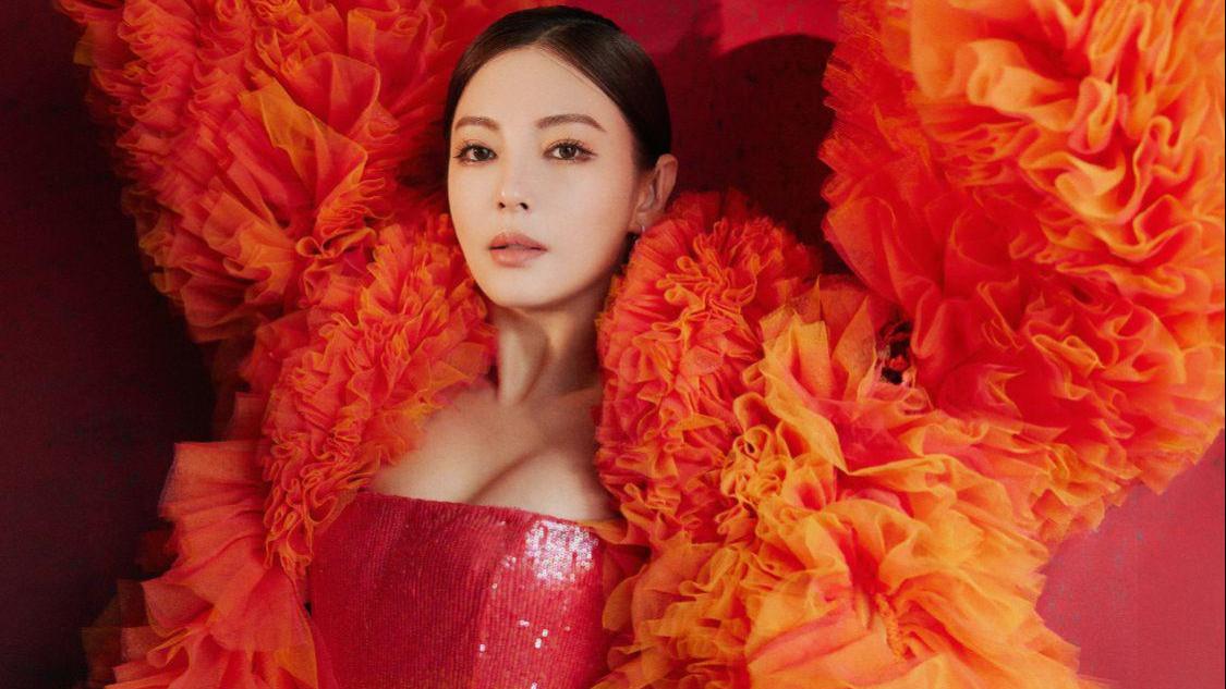 张雨绮|张雨绮有新欢了？与男子一同出游，男方主动帮忙拿行李好贴心