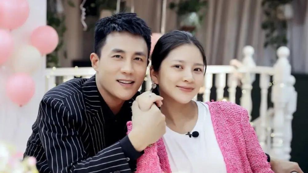 王灿|杜淳妻子晒合照，P图P到地面变形，婚后当时尚博主衣品一言难尽